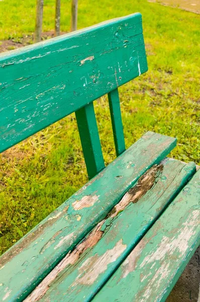 Eine Vertikale Aufnahme Einer Grünen Bank Auf Dem Rasen — Stockfoto