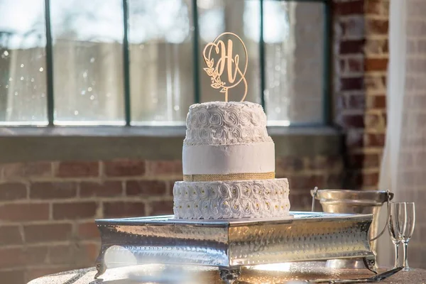 Gros Plan Beau Gâteau Mariage Blanc Avec Une Garniture Forme — Photo