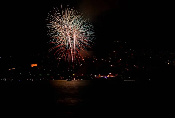 Hermoso Disparo Fuegos Artificiales Rojos Sobre Lago Suiza Por Noche — Foto de Stock