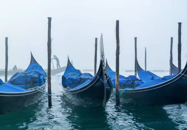 青い船が停まって霧のような白い空 — ストック写真