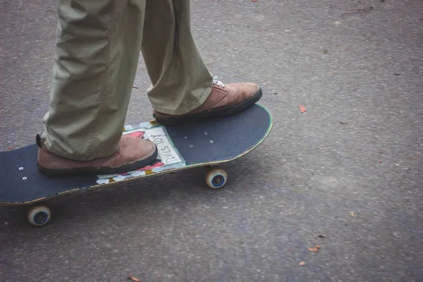 Man Skateboard Gatan Dagtid — Stockfoto