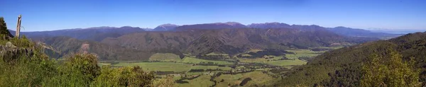 ニュージーランドの山々と美しい風景のパノラマ写真 — ストック写真