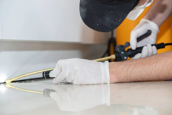 Eine Nahaufnahme Einer Person Mit Handschuhen Die Den Küchenboden Desinfiziert — Stockfoto