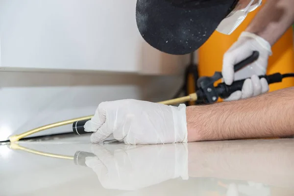 Een Close Van Een Persoon Met Handschoenen Desinfecteren Van Keukenvloer — Stockfoto