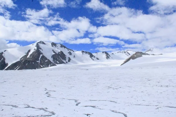 Eine Felsenlandschaft Schnee Unter Sonnenlicht Und Wolkenverhangenem Himmel — Stockfoto