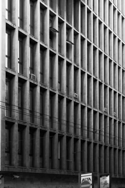 Die Fassade Eines Gebäudes Mit Rechteckigem Fenstermuster — Stockfoto