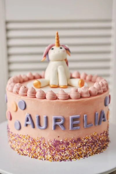 유니콘이 아우렐리아라는 이름이 케이크를 수직으로 클로즈업 — 스톡 사진
