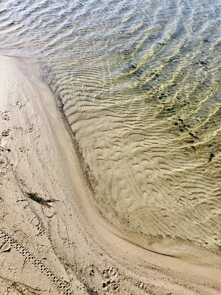 Tiro Ângulo Alto Uma Praia Arenosa Ondas Mar Com Texturas — Fotografia de Stock