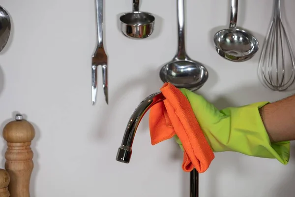 Primer Plano Una Persona Con Guantes Desinfectando Grifo Cocina Concepto —  Fotos de Stock