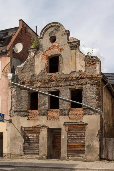 Une Image Verticale Des Ruines Une Vieille Maison Sous Lumière — Photo