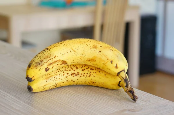 Δύο Μπανάνες Μία Πάνω Στην Άλλη Πάνω Στο Τραπέζι — Φωτογραφία Αρχείου