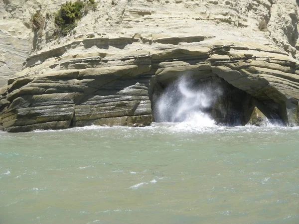Ένας Τεράστιος Βραχώδης Γκρεμός Δίπλα Στη Θάλασσα Στη Νέα Ζηλανδία — Φωτογραφία Αρχείου