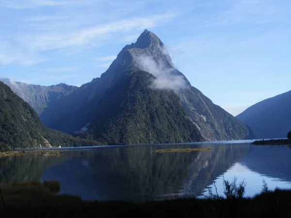 Незліченна Кількість Чудових Скелястих Гір Відбивають Море Фіордах Нової Зеландії — стокове фото