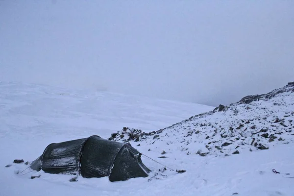 Karla Kaplı Bir Dağdaki Çadır Bulutlu Bir Gökyüzünün Altında Sis — Stok fotoğraf