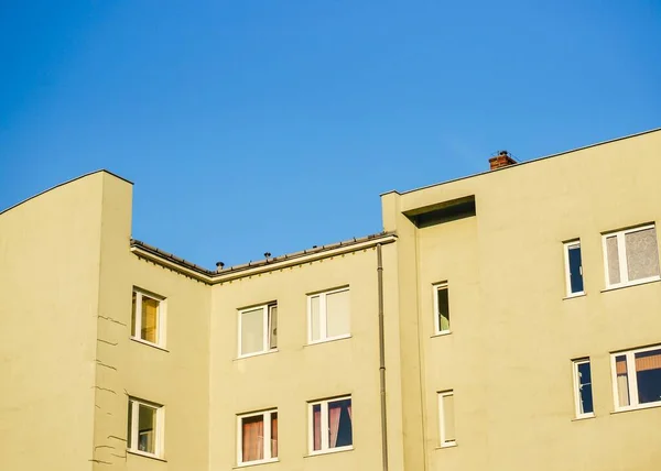 Будівля Вікнами Під Блакитним Небом — стокове фото