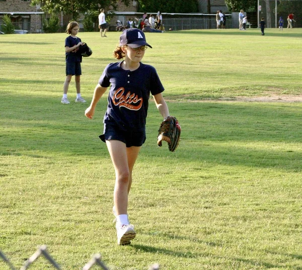 Memphis Förenade Staterna Jun 2006 Outfielder Springer Till Bollen Flickor — Stockfoto