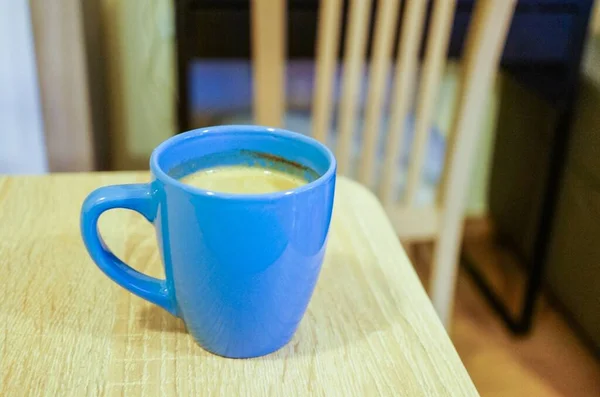 Secangkir Kopi Biru Atas Meja Belakang Kursi — Stok Foto