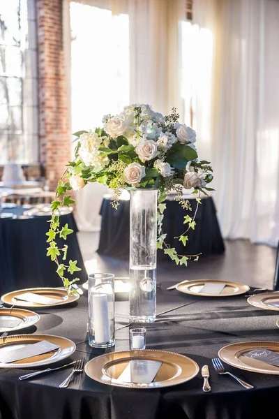 Een Verticale Opname Van Een Bruiloft Tafel Met Een Elegante — Stockfoto