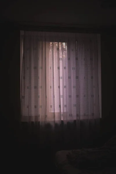 Vue Verticale Une Pièce Sombre Avec Une Fenêtre Des Rideaux — Photo