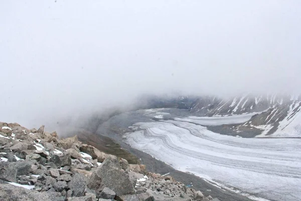 Kışın Gündüz Vakti Kar Sisle Kaplı Bir Kaya Manzarası — Stok fotoğraf
