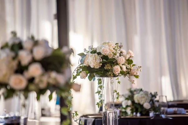 Buquês Casamento Elegantes Com Belas Rosas Brancas Mesa — Fotografia de Stock