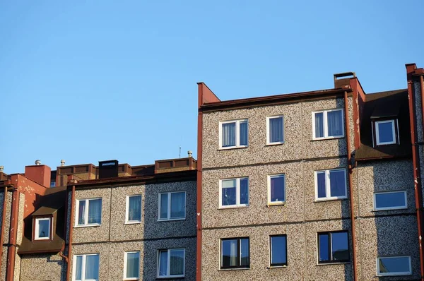 Fachada Uma Fileira Edifícios Apartamentos Contra Céu Azul Claro — Fotografia de Stock