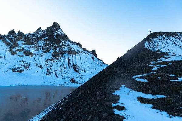 Piękne Krajobrazy Wysokich Skalistych Gór Pokryte Śniegiem Pod Zapierającym Dech — Zdjęcie stockowe