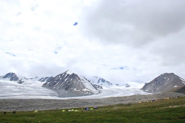 Ein Von Schneebedeckten Felsen Umgebener Campingplatz Unter Wolkenverhangenem Himmel — Stockfoto