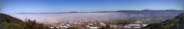 全景雾气滚进了新西兰的哈特谷地 — 图库照片