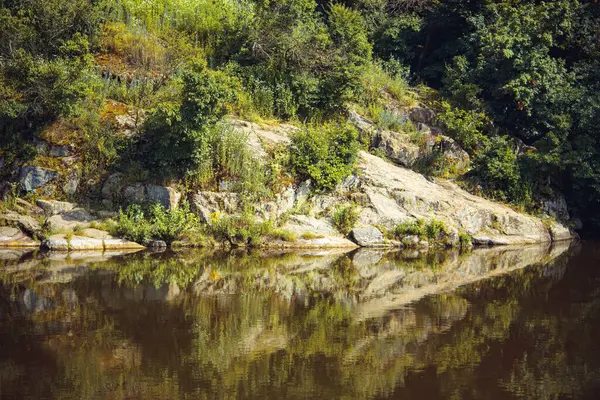 Belo Tiro Penhasco Cercado Por Uma Natureza Exuberante Refletindo Lago — Fotografia de Stock