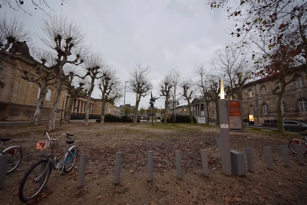 Patio Rodeado Árboles Edificios Bajo Cielo Nublado Burdeos Francia — Foto de Stock