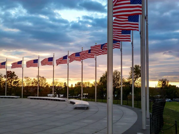 日没の間にアメリカの旗を持つ多くの列 — ストック写真