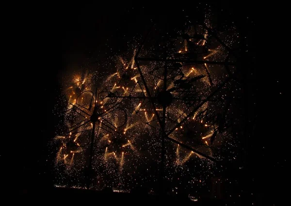Krásný Tradiční Ohňostroj Zasazený Železném Rámu Hvězdným Tvarem Během Místní — Stock fotografie