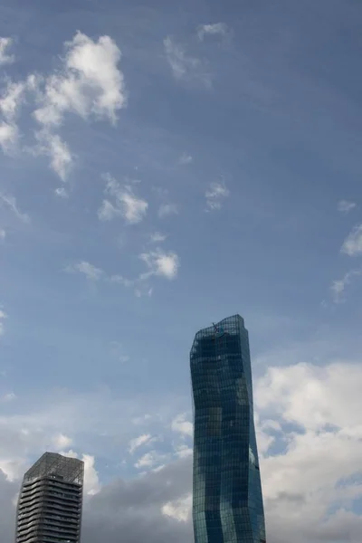 Вертикальная Картина Высотных Зданий Солнечным Светом Голубым Небом — стоковое фото