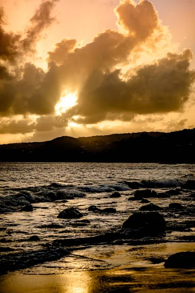 Ein Atemberaubender Sonnenuntergang Goldenen Himmel Über Dem Ruhigen Meer — Stockfoto