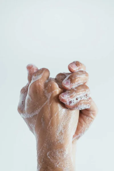 Tiro Close Vertical Das Mãos Ensaboadas Uma Pessoa Importância Lavar — Fotografia de Stock