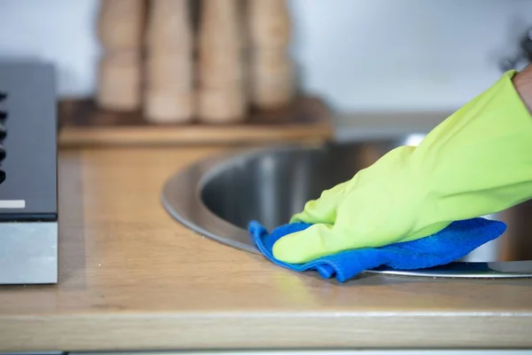 Primer Plano Una Persona Desinfectando Fregadero Cocina Con Guantes Concepto — Foto de Stock