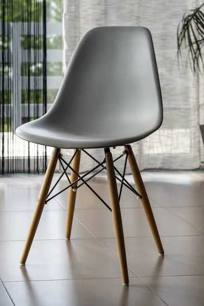 窓の近くにモダンな白い椅子の垂直閉鎖 インテリアコンセプト — ストック写真