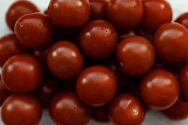 Tiro Close Muitos Tomates Cereja Espalhados Superfície — Fotografia de Stock