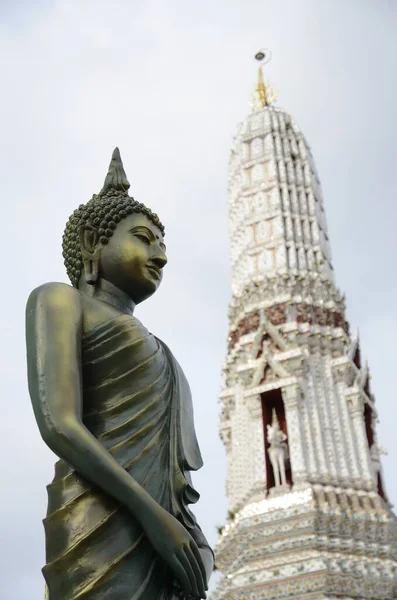 Вертикальный Снимок Женской Статуи Рядом Ват Аруном Бангкоке Таиланд — стоковое фото