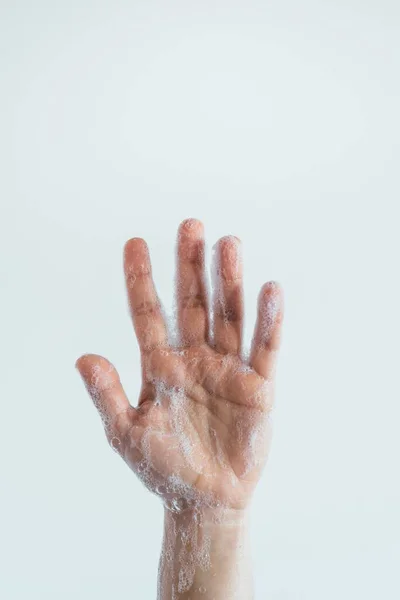 Pionowe Zbliżenie Mydlanej Ręki Osoby Znaczenie Mycia Rąk Podczas Pandemii — Zdjęcie stockowe
