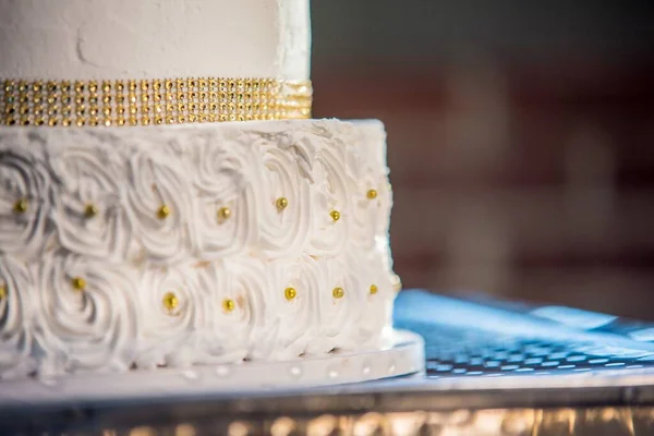 Крупный План Красивого Белого Свадебного Торта Цветочными Узорами — стоковое фото