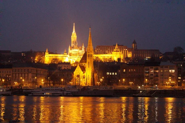 Belo Edifício Iluminado Refletindo Sobre Lago Noite Budapeste Hungria — Fotografia de Stock