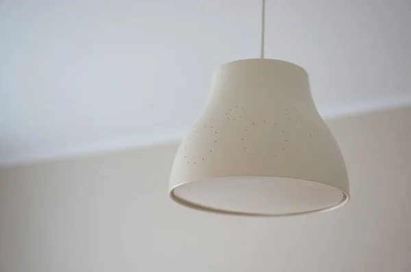 Белая Лампа Свисающая Белого Потолка — стоковое фото