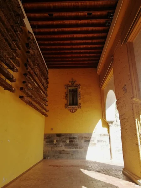 Colpo Verticale Una Croce Esposta Nel Muro Edificio Crdoba Spagna — Foto Stock