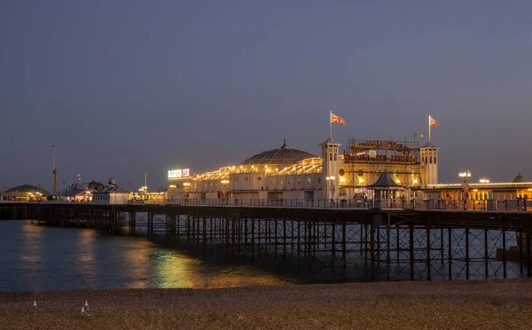 夕方にはイギリスの国旗とカフェがある桟橋 — ストック写真