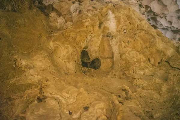 一张棕色纹理岩石的特写照片 — 图库照片