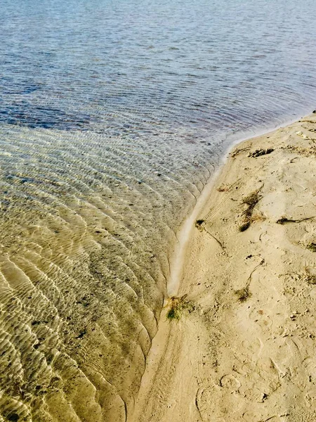Tiro Ângulo Alto Uma Praia Arenosa Ondas Mar Com Texturas — Fotografia de Stock