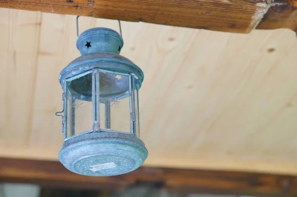 Een Metalen Lamp Hangend Aan Een Houten Plafond Tijdens Dagime — Stockfoto