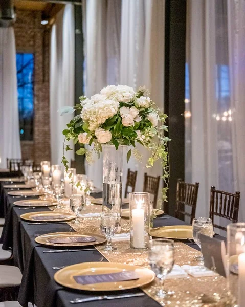 Vertical Shot Beautiful Wedding Hall Elegant Table Setting Gorgeous Bouquet — Stock Photo, Image